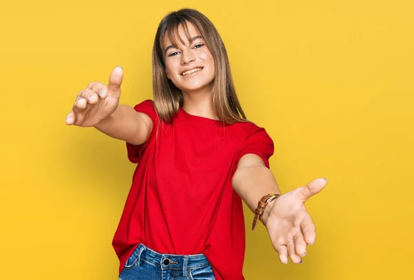 Gündelik Kırmızı Tişört Giyen Beyaz Bir Kız Kameraya Sarılıp Gülümsüyor — Stok fotoğraf