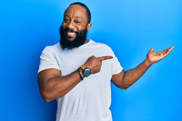 Joven Afroamericano Vestido Con Camiseta Blanca Casual Asombrado Sonriendo Cámara — Foto de Stock