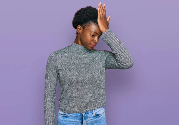 Mladá Afroameričanka Neformálním Oblečení Překvapená Rukou Hlavě Omylem Pamatujte Chybu — Stock fotografie