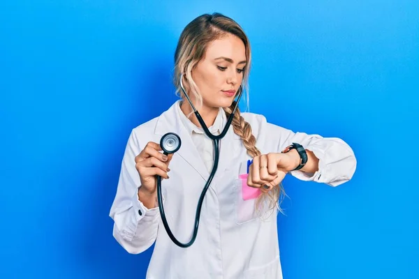 Krásná Mladá Blondýnka Lékař Žena Drží Stetoskop Kontrolu Času Hodinky — Stock fotografie