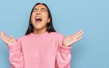 Sıradan bir kazak giyen genç Asyalı kadın başarının çılgınlığını kolları havada ve gözleri kapalı heyecanla haykırarak kutluyor. Kazanan konsept 