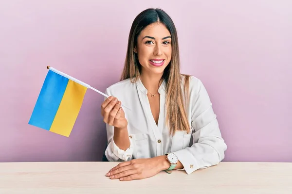 Jonge Spaanse Vrouw Met Ukraine Vlag Zittend Tafel Positief Gelukkig — Stockfoto