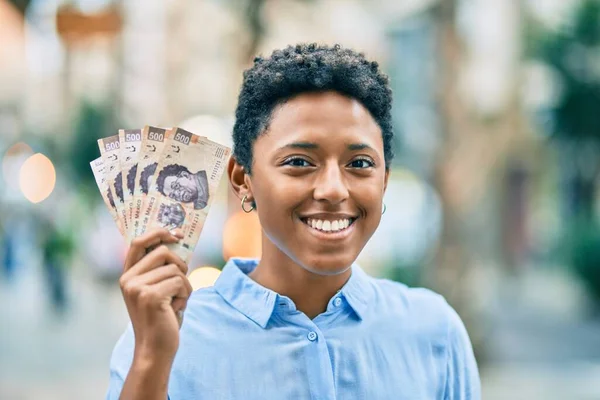 Młoda Afrykańska Dziewczyna Uśmiecha Się Szczęśliwy Trzymając Meksykańskie 500 Pesos — Zdjęcie stockowe