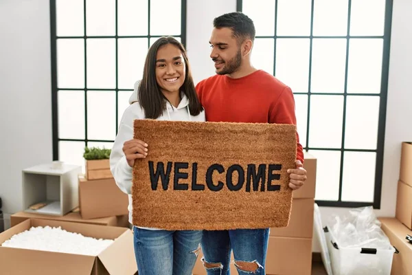 Jovem Casal Latino Sorrindo Feliz Segurando Capacho Boas Vindas Nova — Fotografia de Stock