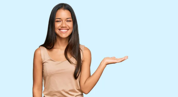 Hermosa Mujer Hispana Vistiendo Ropa Casual Sonriendo Alegre Presentando Señalando —  Fotos de Stock