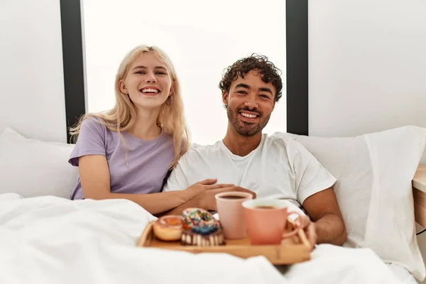 Unga Vackra Par Ler Glada Att Frukost Sängen Hemma — Stockfoto