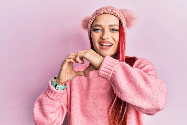 Mulher Branca Jovem Vestindo Suéter Chapéu Inverno Sorrindo Amor Fazendo — Fotografia de Stock