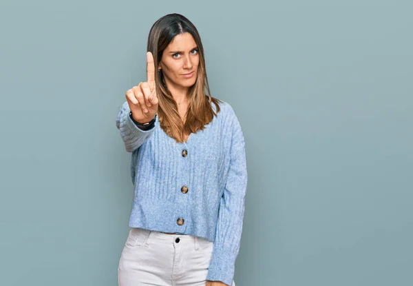 Junge Frau Lässiger Kleidung Zeigt Mit Erhobenem Zeigefinger Und Wütendem — Stockfoto