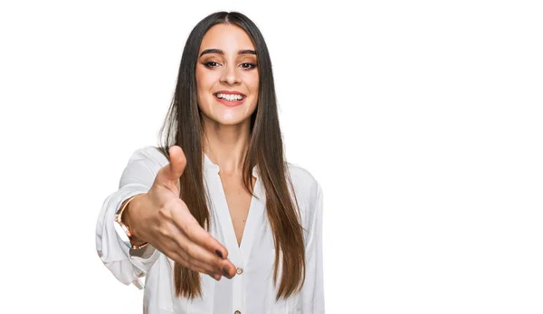 Mujer Hermosa Joven Con Camisa Blanca Casual Sonriente Amistoso Ofreciendo — Foto de Stock