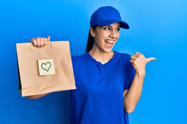 Young Hispanic Woman Holding Take Away Paper Bag Heart Reminder — Stock Photo, Image
