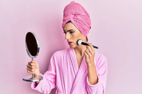 Joven Hombre Vistiendo Mujer Maquillaje Vistiendo Bata Rosa Aplicando Rubor — Foto de Stock