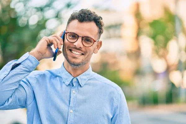 Молодой Латиноамериканец Бизнесмен Улыбается Счастливо Разговаривая Смартфоне Городе — стоковое фото