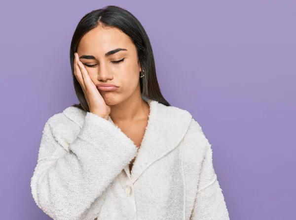 Joven Morena Vestida Con Ropa Casual Pensando Que Cansada Aburrida — Foto de Stock