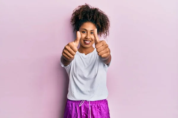 Mulher Americana Africana Bonita Com Cabelo Afro Vestindo Sportswear Aprovando — Fotografia de Stock