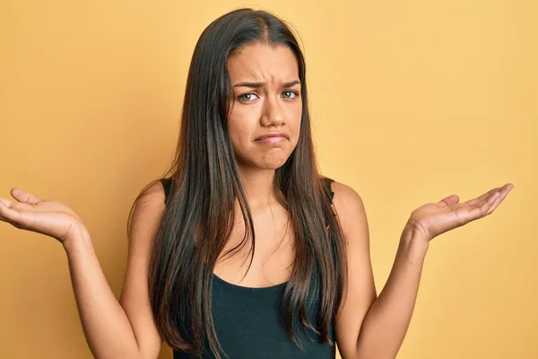 Vacker Latinamerikansk Kvinna Avslappnade Kläder Ledsna Och Förvirrade Med Öppna — Stockfoto