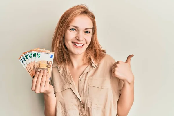 Joven Mujer Caucásica Sosteniendo Manojo Billetes Euros Sonriendo Feliz Positivo —  Fotos de Stock