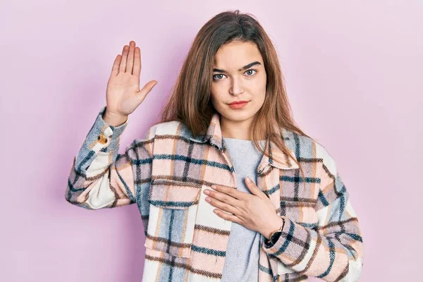 Joven Chica Caucásica Usando Ropa Casual Jurando Con Mano Pecho —  Fotos de Stock