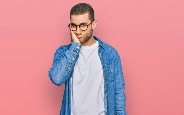 Joven Hombre Caucásico Usando Ropa Casual Pensando Que Cansado Aburrido —  Fotos de Stock