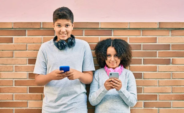 Adorable Hermano Latino Hermana Sonriendo Feliz Usando Smartphone Ciudad —  Fotos de Stock