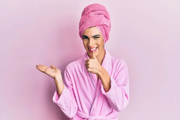 Joven Con Mujer Maquillada Con Toalla Ducha Cabeza Albornoz Mostrando — Foto de Stock