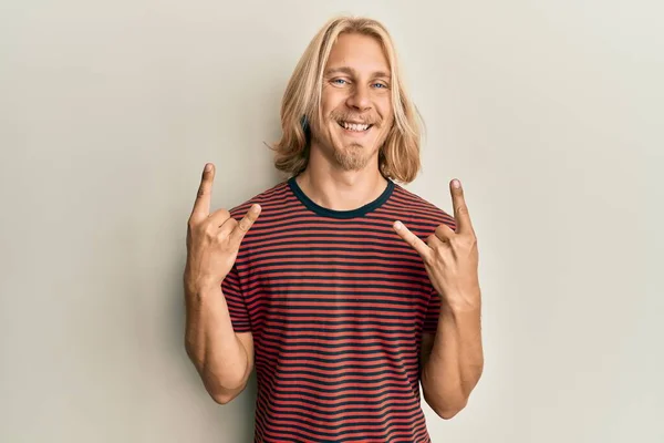 Jeune Homme Caucasien Aux Cheveux Longs Faisant Geste Rock Souriant — Photo