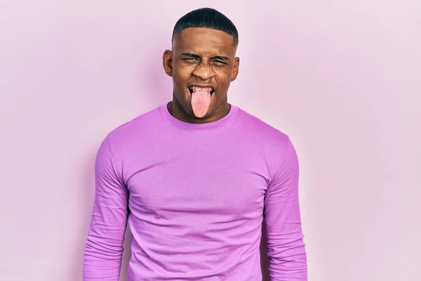 Jovem Homem Negro Vestindo Camisola Rosa Casual Furando Língua Feliz — Fotografia de Stock