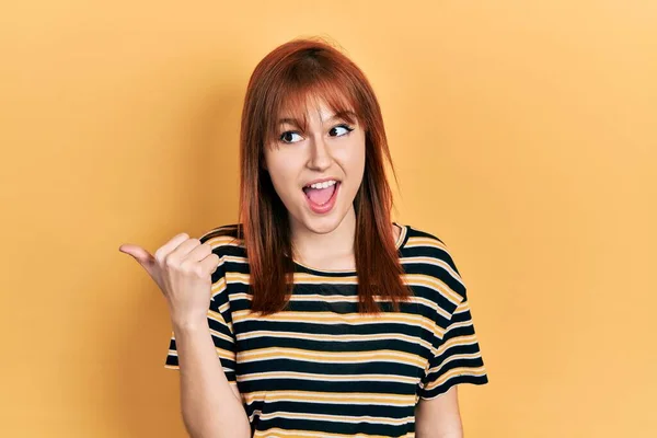 Ruiva Jovem Mulher Vestindo Casual Listrado Shirt Apontando Polegar Até — Fotografia de Stock