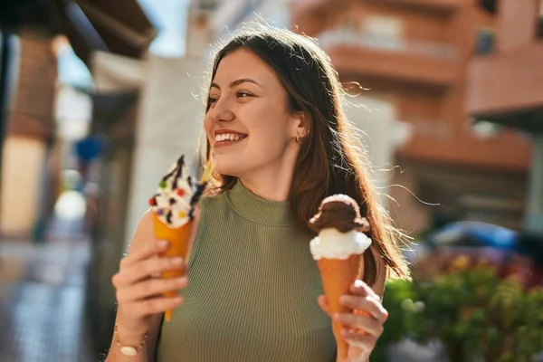 Joven Chica Caucásica Sonriendo Feliz Comiendo Helado Ciudad —  Fotos de Stock