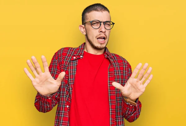 Jovem Hispânico Vestindo Roupas Casuais Com Medo Aterrorizado Com Expressão — Fotografia de Stock