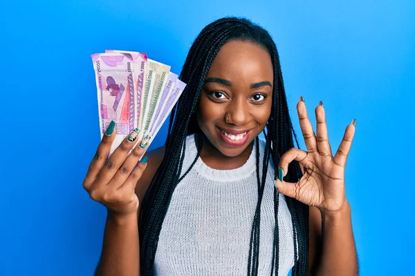 Joven Mujer Afroamericana Sosteniendo Billetes Rupias Indias Haciendo Bien Signo — Foto de Stock