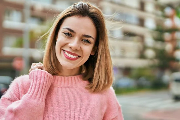 Jong Kaukasisch Meisje Glimlachen Gelukkig Staan Stad — Stockfoto