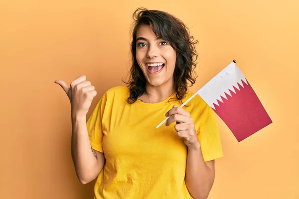 Молода Іспаномовна Жінка Тримає Катарський Прапор Вказуючи Великий Палець Сторону — стокове фото