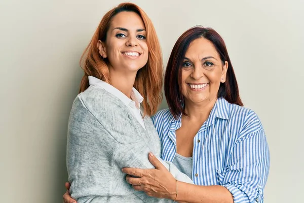 Latijnse Moeder Dochter Het Dragen Van Casual Kleding Kijken Positief — Stockfoto