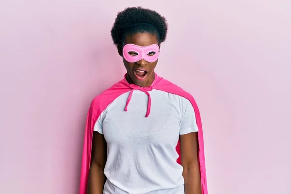 Jovem Menina Afro Americana Vestindo Máscara Super Herói Traje Capa — Fotografia de Stock