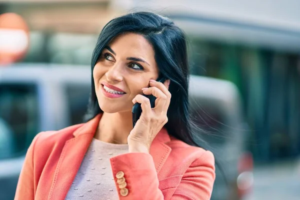 Fiatal Gyönyörű Üzletasszony Mosolyog Boldog Beszél Okostelefonon Városban — Stock Fotó
