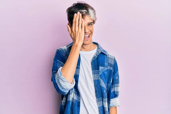 Jovem Hispânico Vestindo Roupas Casuais Cobrindo Olho Com Mão Sorriso — Fotografia de Stock