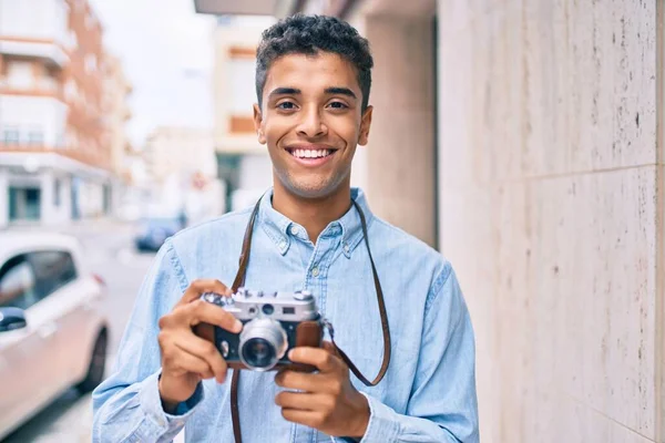Muda Latin Wisatawan Tersenyum Bahagia Menggunakan Kamera Vintage Berjalan Kota — Stok Foto