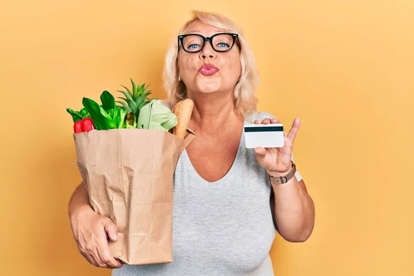 Donna Bionda Mezza Età Che Tiene Spesa Carta Credito Guardando — Foto Stock