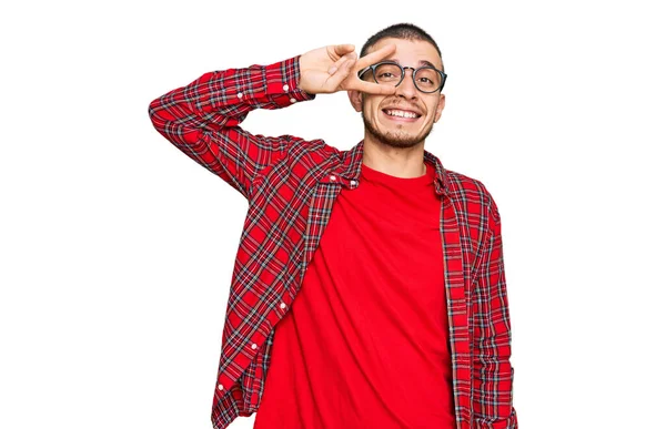 Spaanse Jongeman Draagt Casual Kleding Doen Vrede Symbool Met Vingers — Stockfoto