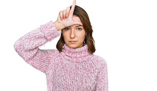 Gadis Muda Kaukasia Mengenakan Sweater Musim Dingin Wol Mengejek Orang — Stok Foto