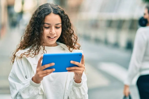 Ispanico Adolescente Ragazza Sorridente Felice Utilizzando Touchpad Città — Foto Stock