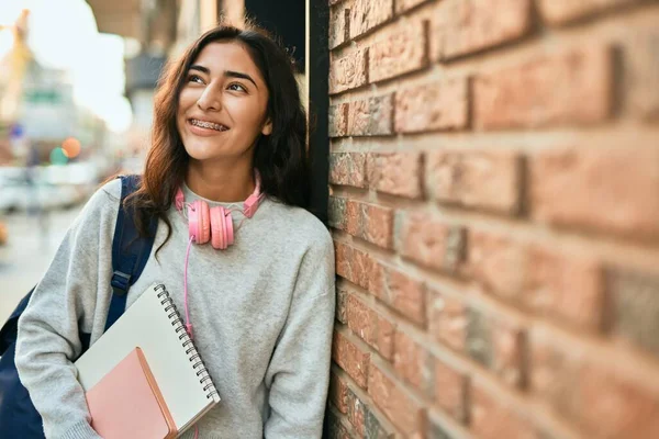 Giovane Studentessa Del Medio Oriente Sorridente Felice Libro Tenuta Città — Foto Stock