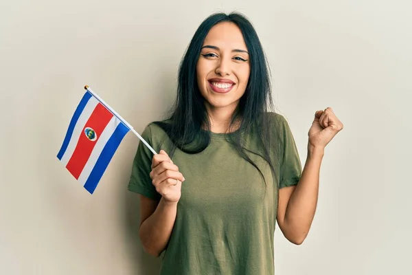 Νεαρή Ισπανίδα Που Κρατάει Σημαία Της Κόστα Ρίκα Ουρλιάζοντας Περήφανη — Φωτογραφία Αρχείου