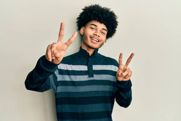 Junger Afrikanisch Amerikanischer Mann Mit Afro Haaren Lässiger Kleidung Lächelt — Stockfoto