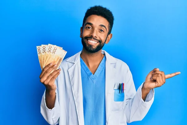 Hombre Hispano Guapo Con Barba Vistiendo Uniforme Médico Sosteniendo 500 — Foto de Stock