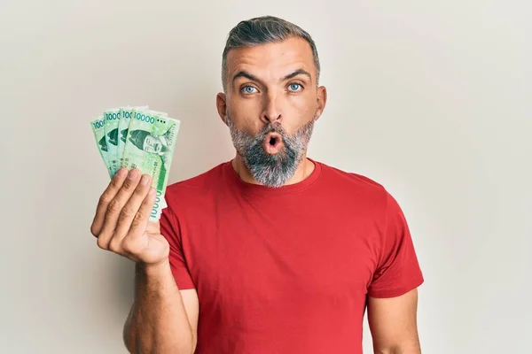 Middle Age Handsome Man Holding 10000 South Korean Won Banknotes — Stock Photo, Image