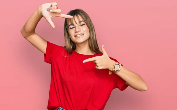 十几岁的女孩穿着休闲的红色T恤 笑容满面 手指手画脚 笑容满面 创意与摄影概念 — 图库照片