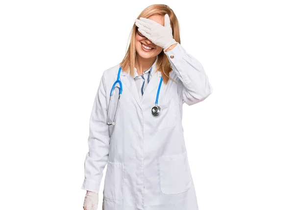 Mulher Branca Bonita Vestindo Uniforme Médico Estetoscópio Sorrindo Rindo Com — Fotografia de Stock