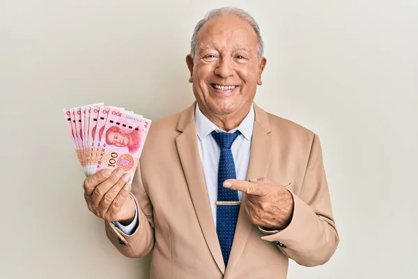 Hombre Caucásico Mayor Sosteniendo Billetes Chinos Yuan Sonriendo Feliz Señalando —  Fotos de Stock