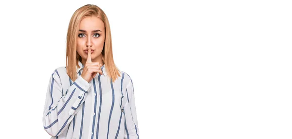 Mulher Branca Bonita Vestindo Roupas Casuais Pedindo Para Ficar Quieta — Fotografia de Stock